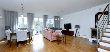 Segment skrajny z pięknie zagospodarowanym ogrodem