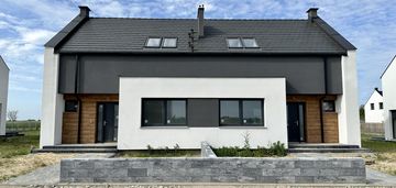 Ustawna przestrzeń z widokiem na las