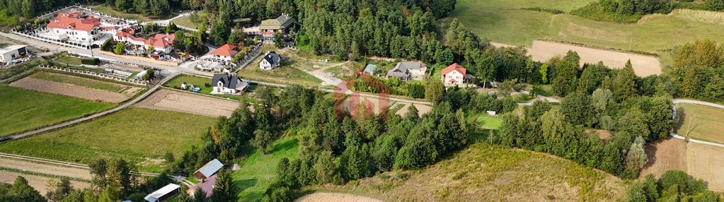 Dziko, pieknie widokowo połozona działka z mediami