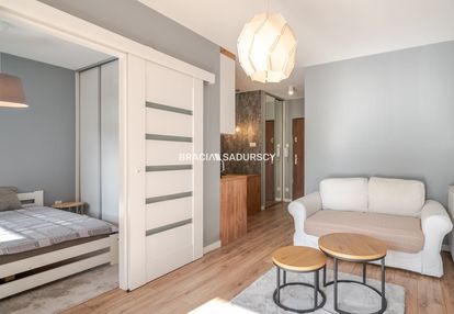 Komfortowo urządzone mieszkanie (taras i parking)