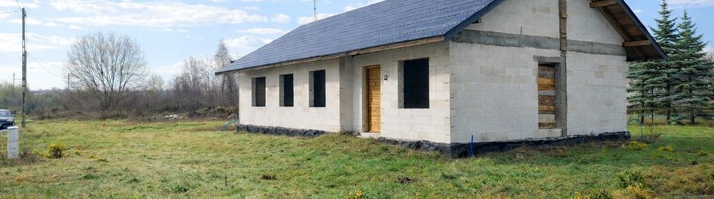 Dom w stanie surowym otwartym.