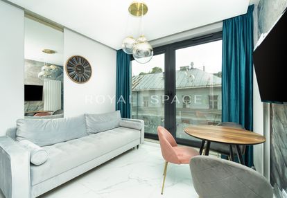 Studio z wydzieloną częścią sypialnianą