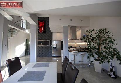 Nowoczesny dwupoziomowy apartament w centrum