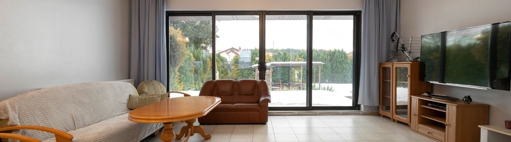 Funkcjonalny dom z kominkiem i dużym tarasem