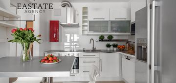 Ciche i słoneczne i zamknięte zielone osiedle