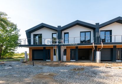 Skrajna szeregówka w zieleni – garaż i taras.