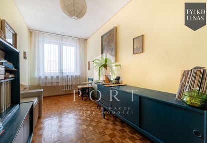 Mieszkanie do remontu w centrum dzielnicy.