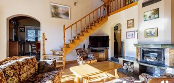 Dom z ogrodem, basenem i kominkiem w wawrze