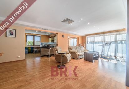 Dom mieszkalny z częścią biurową i dużym garażem