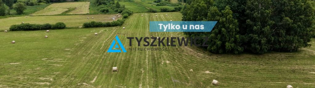 Duża działka na przedmieściach miastka.