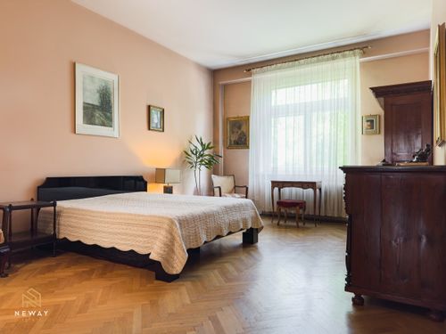 Apartament w modernistycznej kamienicy z balkonem