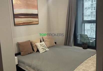 Salon z aneksem i sypialnia, garaż