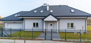 Dostępny od zaraz. wolnostojący; garaż na 2 auta.