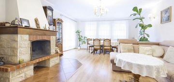 Dom z ogrodem, 2 mieszkania, 4 miejsca, 2 garaże