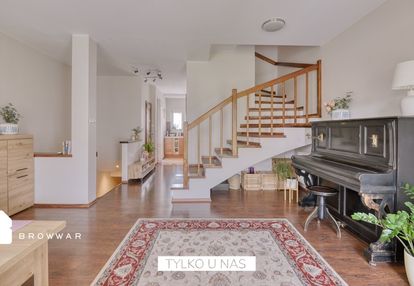 Duże dwu-poziomowe, z ogródkiem i tarasem