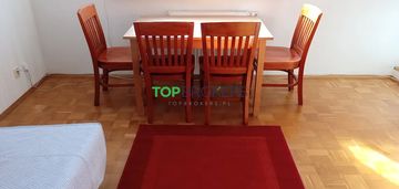 Przestronny pokój z osobną kuchnią, metro