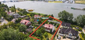 Dom w linii brzegowej z widokiem na sol marine