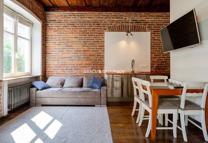 Dwupokojowy apartament z historycznym charakterem