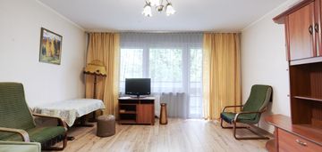 Dobrze skomunikowana kawalerka z oddzielną kuchnia