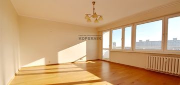 Przestrzeń, drewniana pdłoga, loggia, winda .