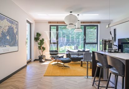 Duży salon, widok na las i zatoke