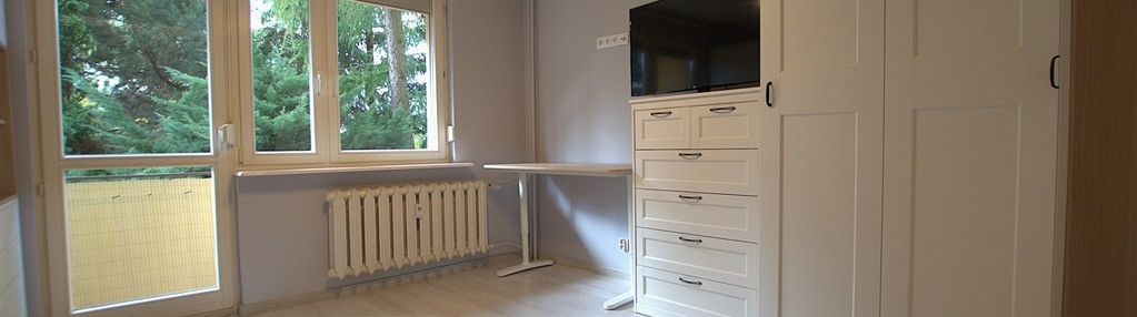 Przestronna zadbana kawalerka z balkonem uroczysko