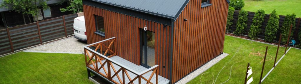 Domek nad jeziorem z widokiem na las