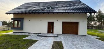 Piękny dom przy lesie