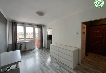 Okna i balkon na podwórko, ładny widok - 2 piętro