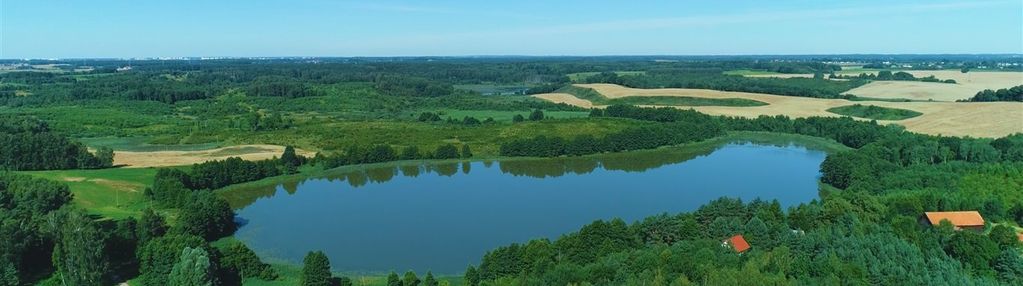 Działka z linią brzegową jeziora świętajno. mokiny