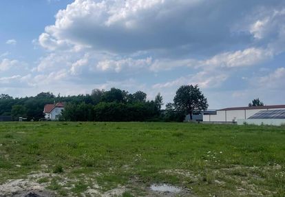 Działka 2323 m² pod dom i usługi.