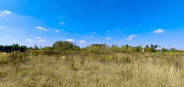 1100 m2 działki pod zabudowę jednorodzinną.
