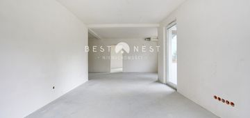 Apartament z ogródkiem oraz windą, obok parku