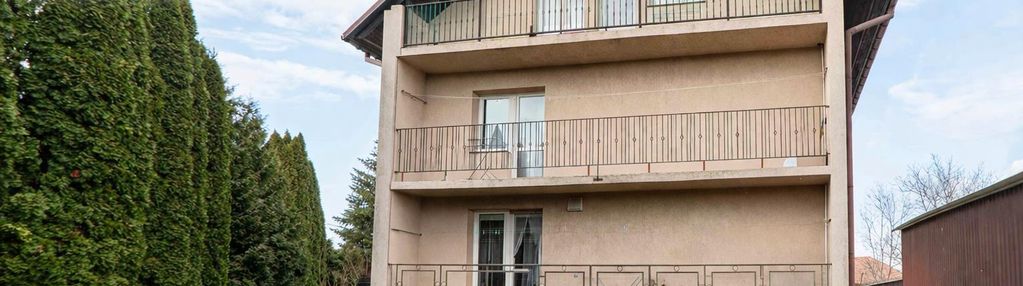 Przemyśl - dom inwestycyjny z trzema niezależnymi mieszkaniami i 4 garażami, działka ok. 10 arów