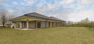 Dom bungalow z widokiem na pole golfowe.