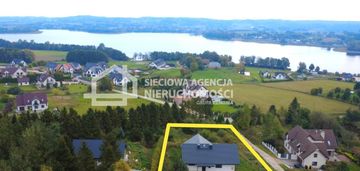 Nowy dom parterowy z widokiem na jezioro.