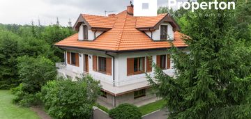 Atrakcyjny dom w otoczeniu drzew