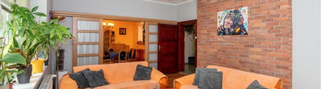 Dom wolnostojący z niezależną kawalerką | 277 m² |