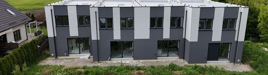 Nowe domy przy ulicy fiołkowej. kameralne osiedle.