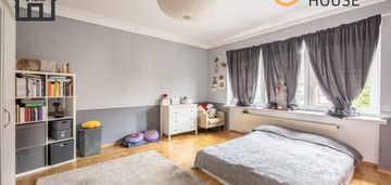 Dom ze ścianą lasy | wolnostojący | ogród | garaż