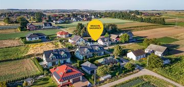 Urokliwa szeregówka w zielonych krzysztoforzycach