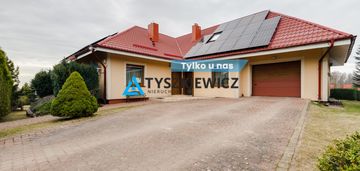 Dom blisko jeziora z fotowoltaiką i pompą ciepła