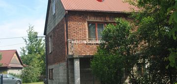 Budynek z lat 70-tych w targowisku gm.kłaj