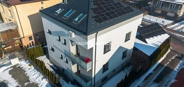 Budynek z 6 niezależnymi apartamentami.