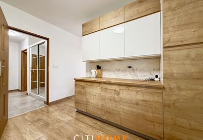 *** 2 pokoje, widna kuchnia, balkon, 1 piętro ***