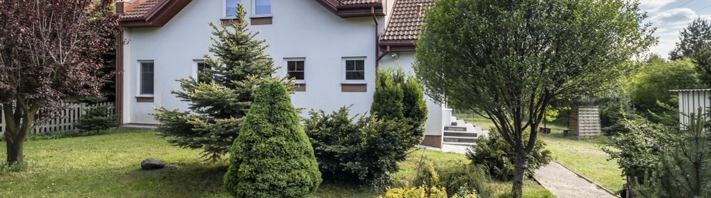 Dom z tarasem w pobliżu lasu