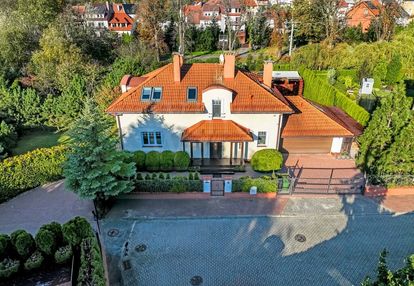 Rodzinny dom wolnostojący z ogrodem sosnowym