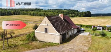 Dom na wsi wśród pól i lasów