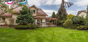 Ładny dom w małym kacku, kameralny ogród, taras