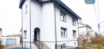 Uroczy dom z ogrodem w spokojnej okolicy